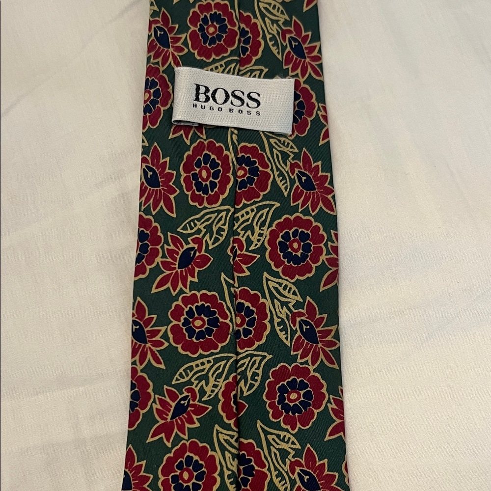Hugo Boss Red and Green Floral Men's Tie